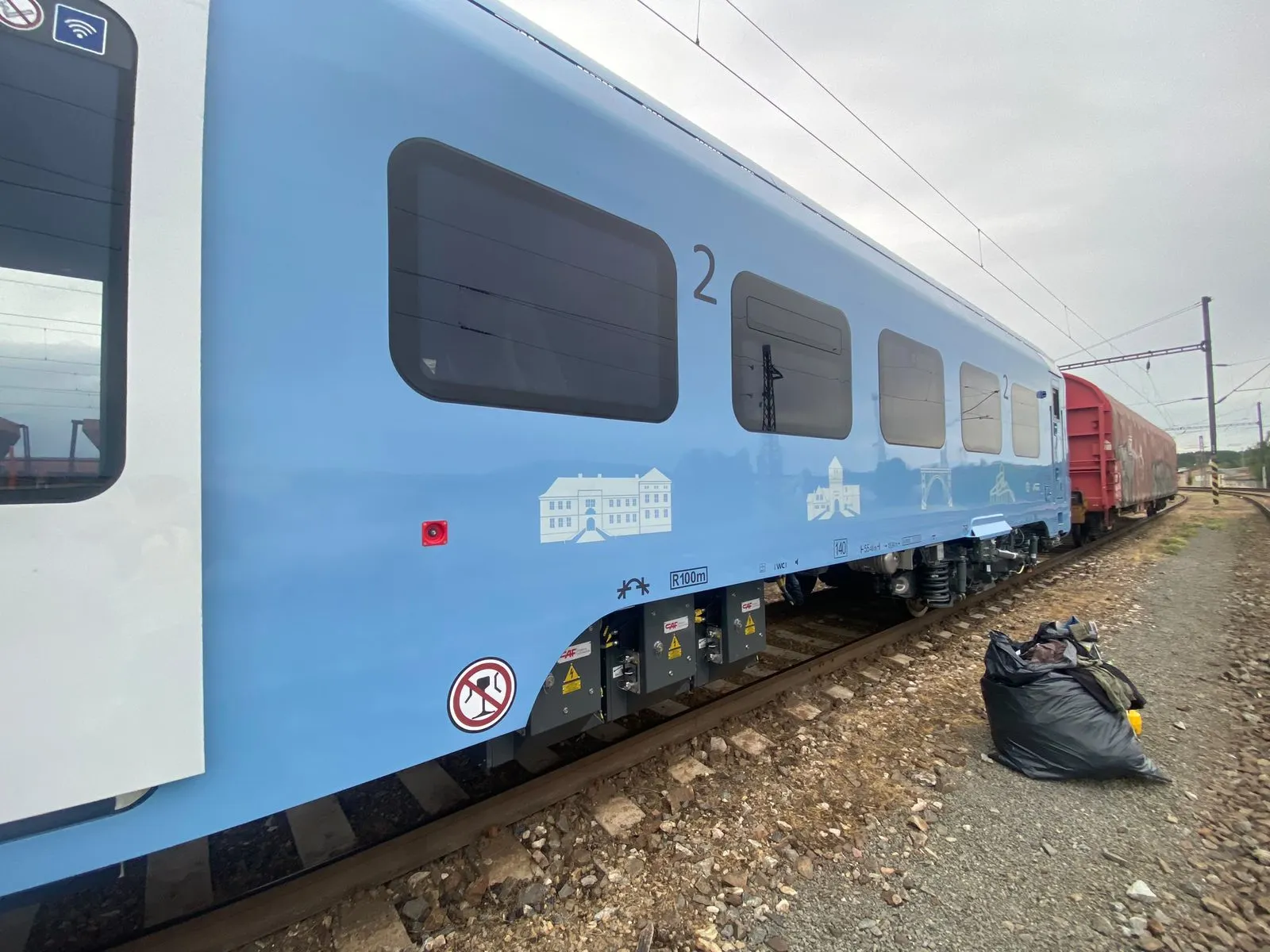 Tentýž modrý regionální vůz s čistým lakem po odstranění graffiti